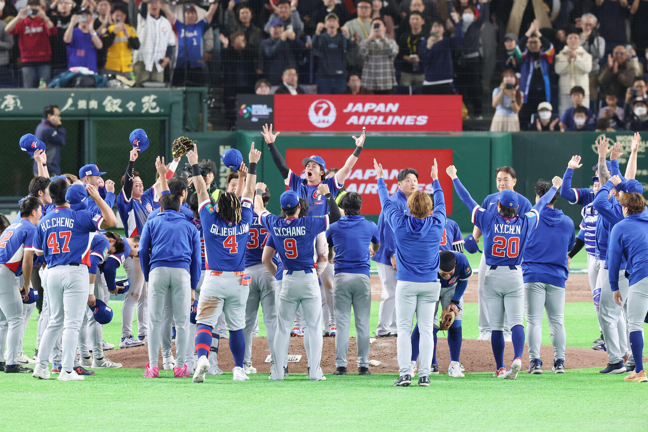 韓国対台湾　タイブレークを制し歓喜する台湾の選手たち（撮影・宮地輝）