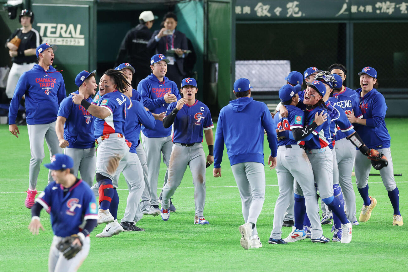 韓国対台湾　タイブレークを制し歓喜する台湾の選手たち（撮影・宮地輝）