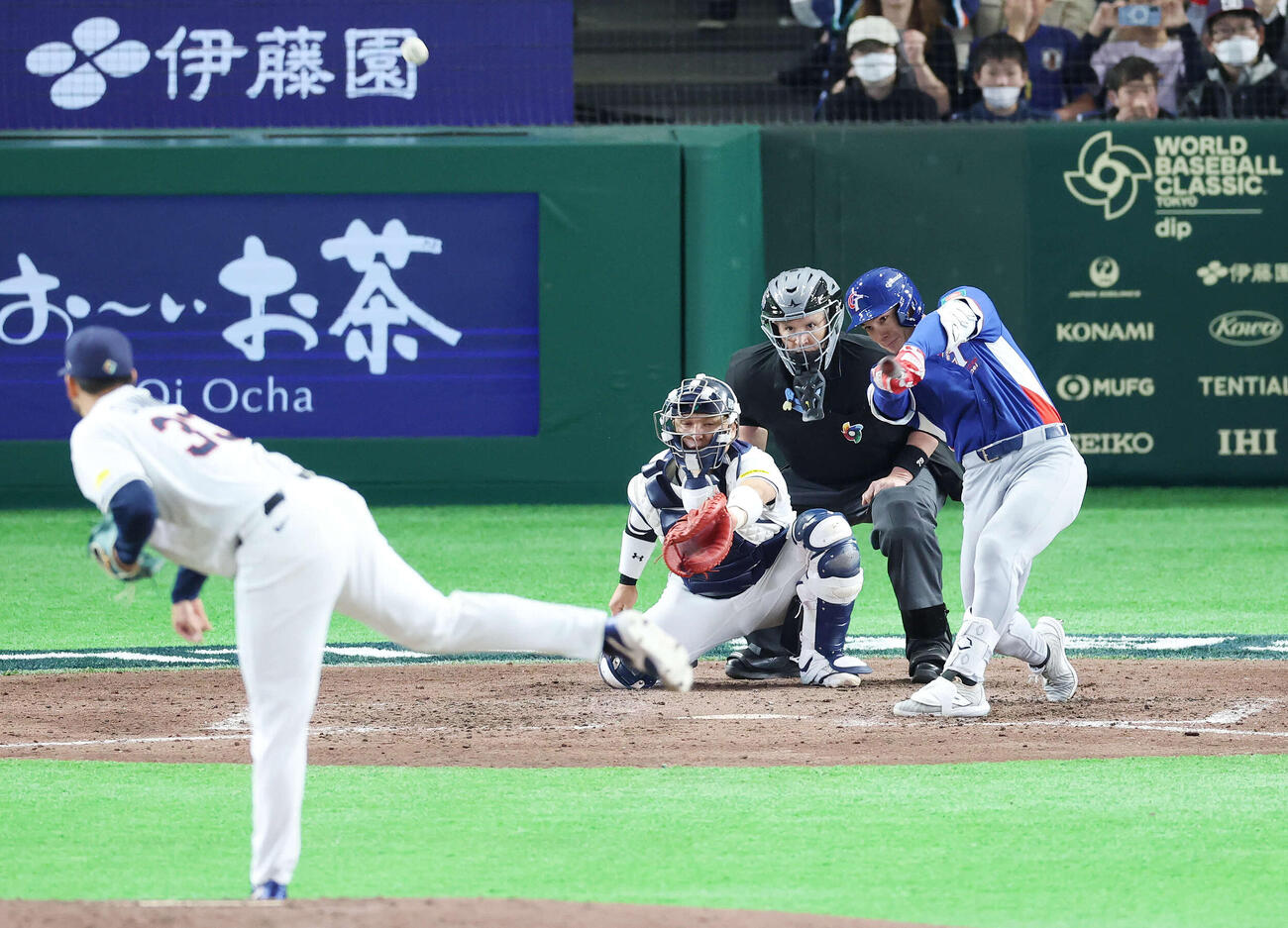 韓国対台湾　8回表台湾2死二塁、右中間へ2点本塁打を放つフェアチャイルド。投手ダニング（撮影・宮地輝）