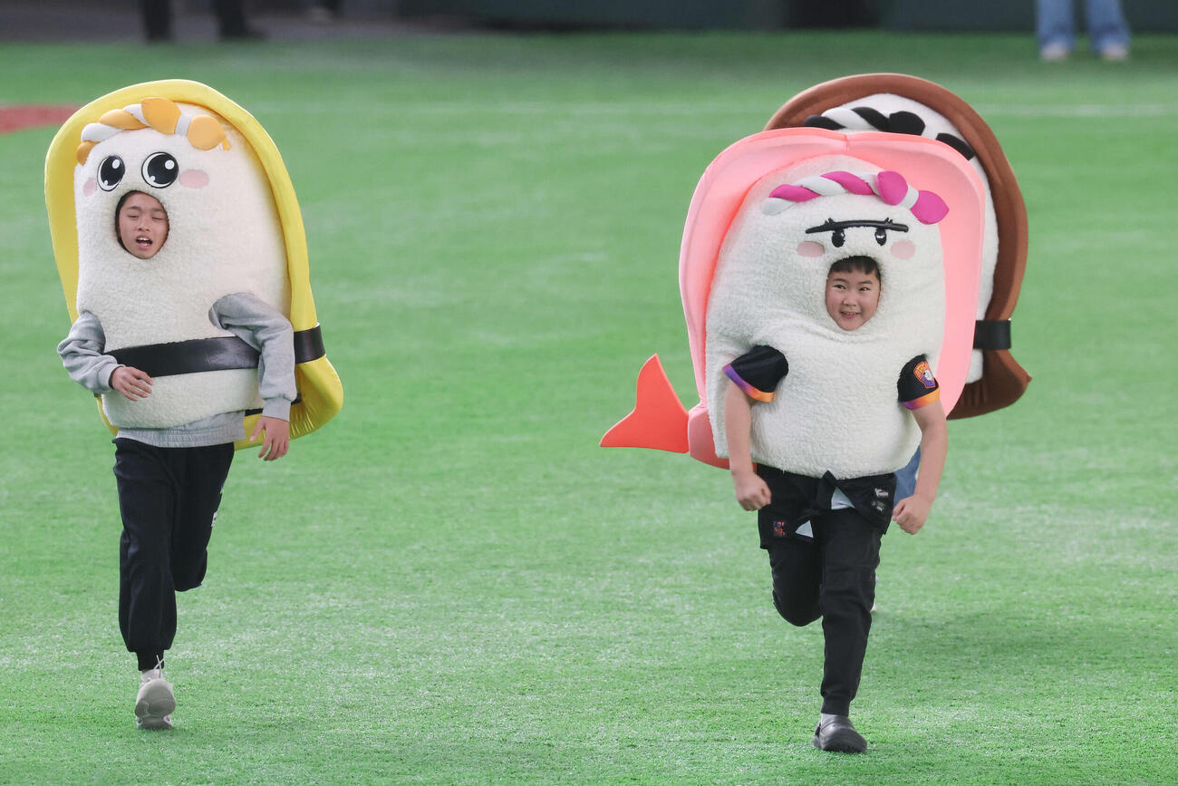 韓国対台湾　4回表終了後の「すしレース」はエビが制する（撮影・宮地輝）
