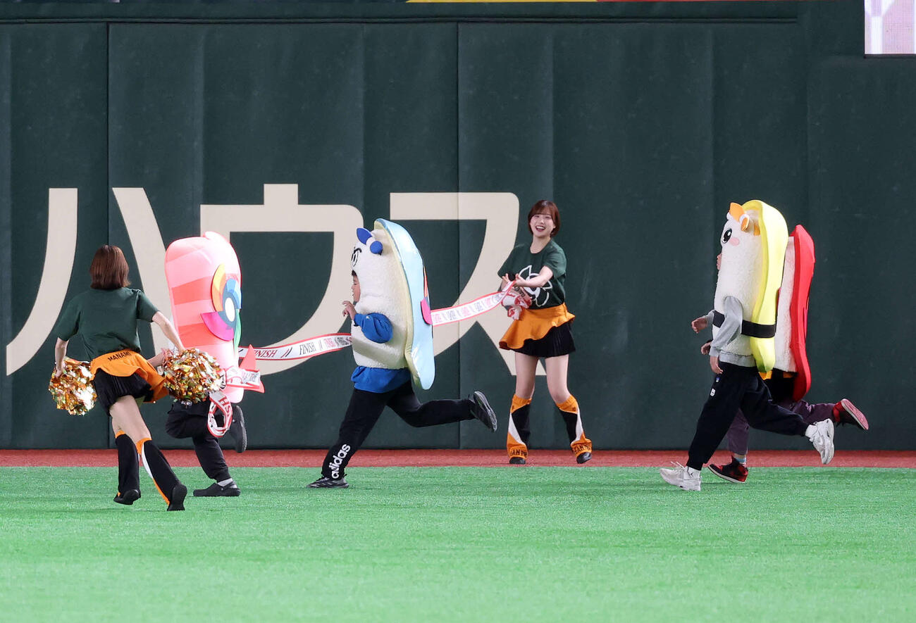 韓国対台湾　すしレースはエビの勝利（撮影・鈴木正人）　