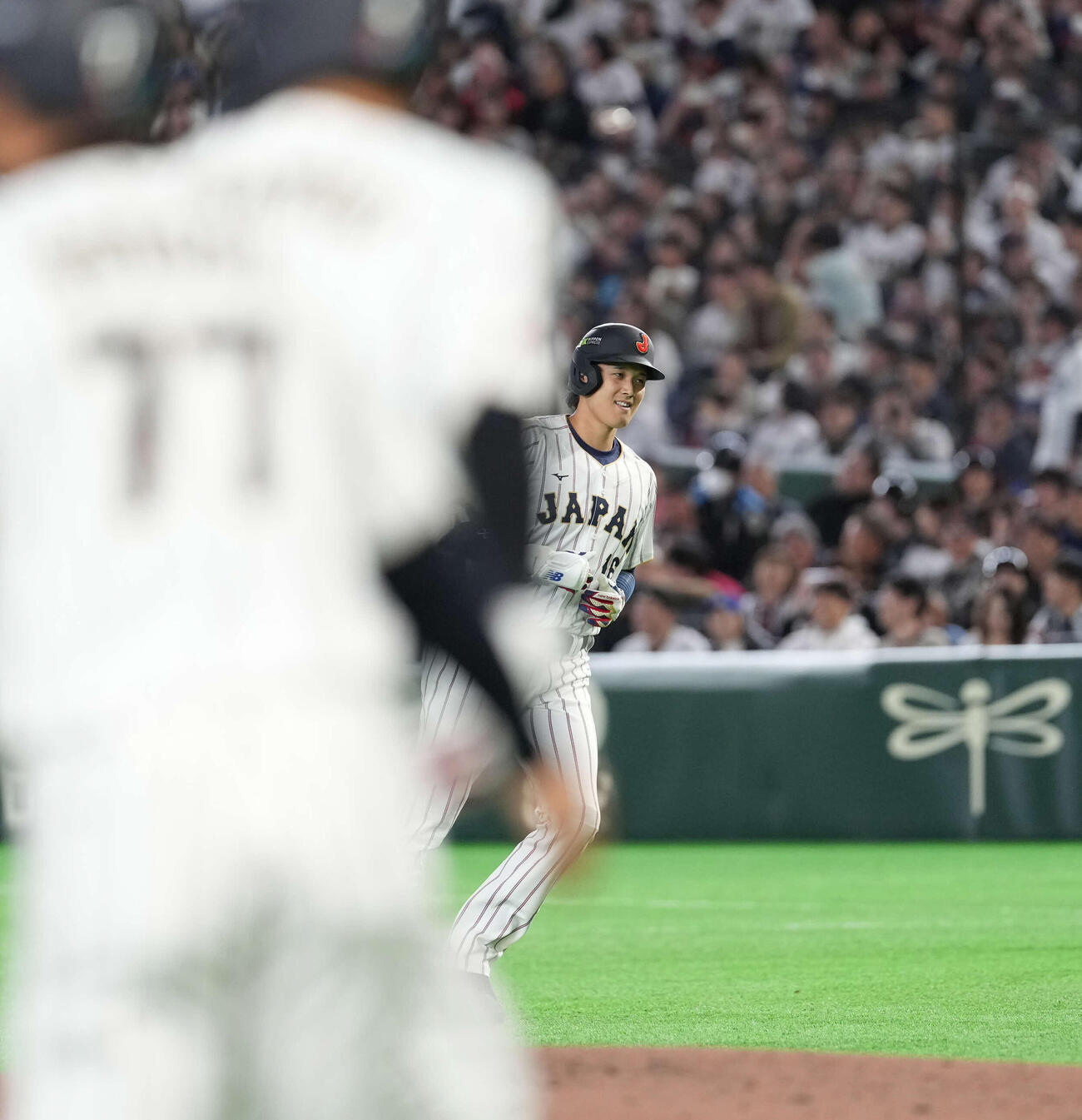 日本対オーストラリア　2回裏日本2死一、二塁、中飛に終わる大谷（撮影・井上学）