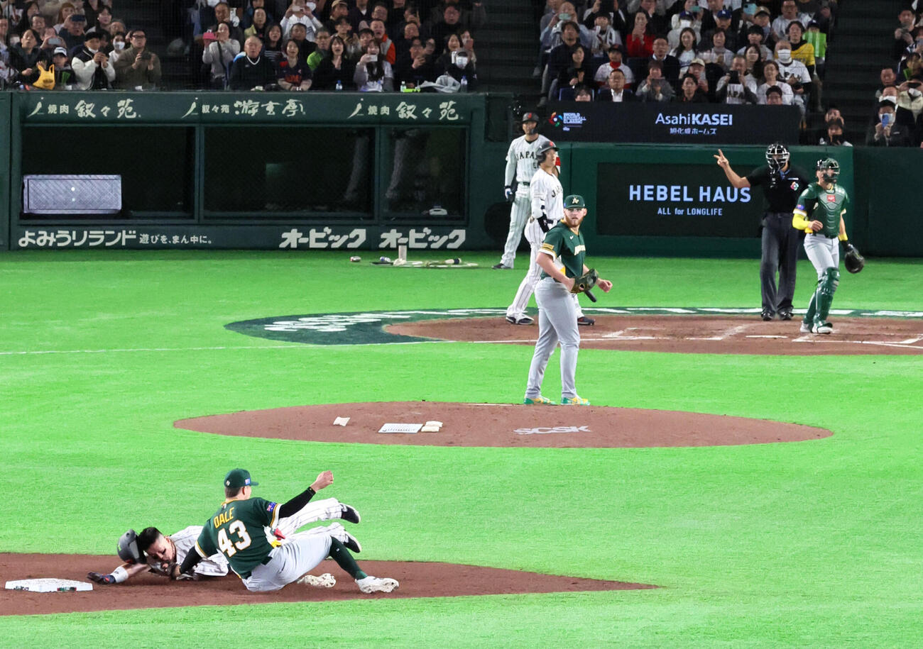 日本対オーストラリア　4回裏日本2死満塁、二走牧は捕手パーキンスの送球に刺されけん制死。打者大谷（撮影・加藤哉）