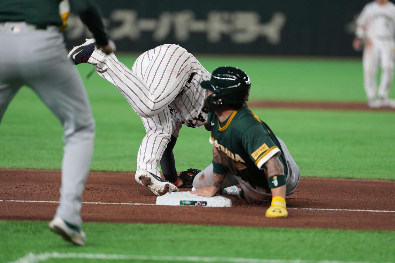 日本対オーストラリア　6回に三塁盗塁を決めるホワイトフィーールド（撮影・井上学）