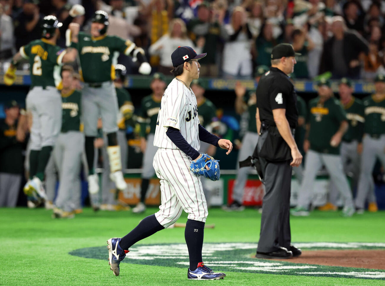 日本対オーストラリア　6回表オーストラリア1死二塁、二塁走者ホワイトフィールドの三塁盗塁と味方守備の乱れで先制点を奪われがっくりマウンドに戻る隅田（撮影・浅見桂子）