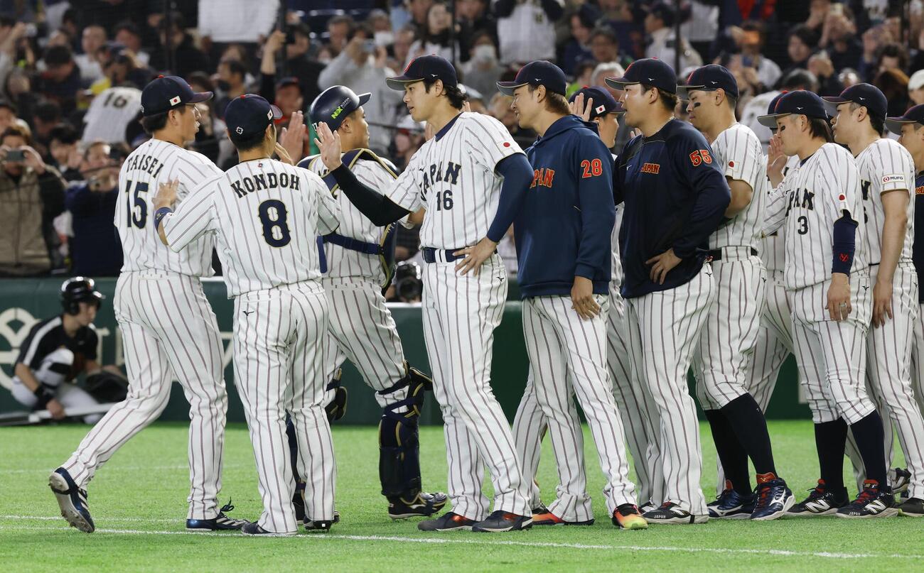 オーストラリアに勝利し、タッチを交わす大谷翔平（左から4人目）らWBC日本代表の選手たち（共同）