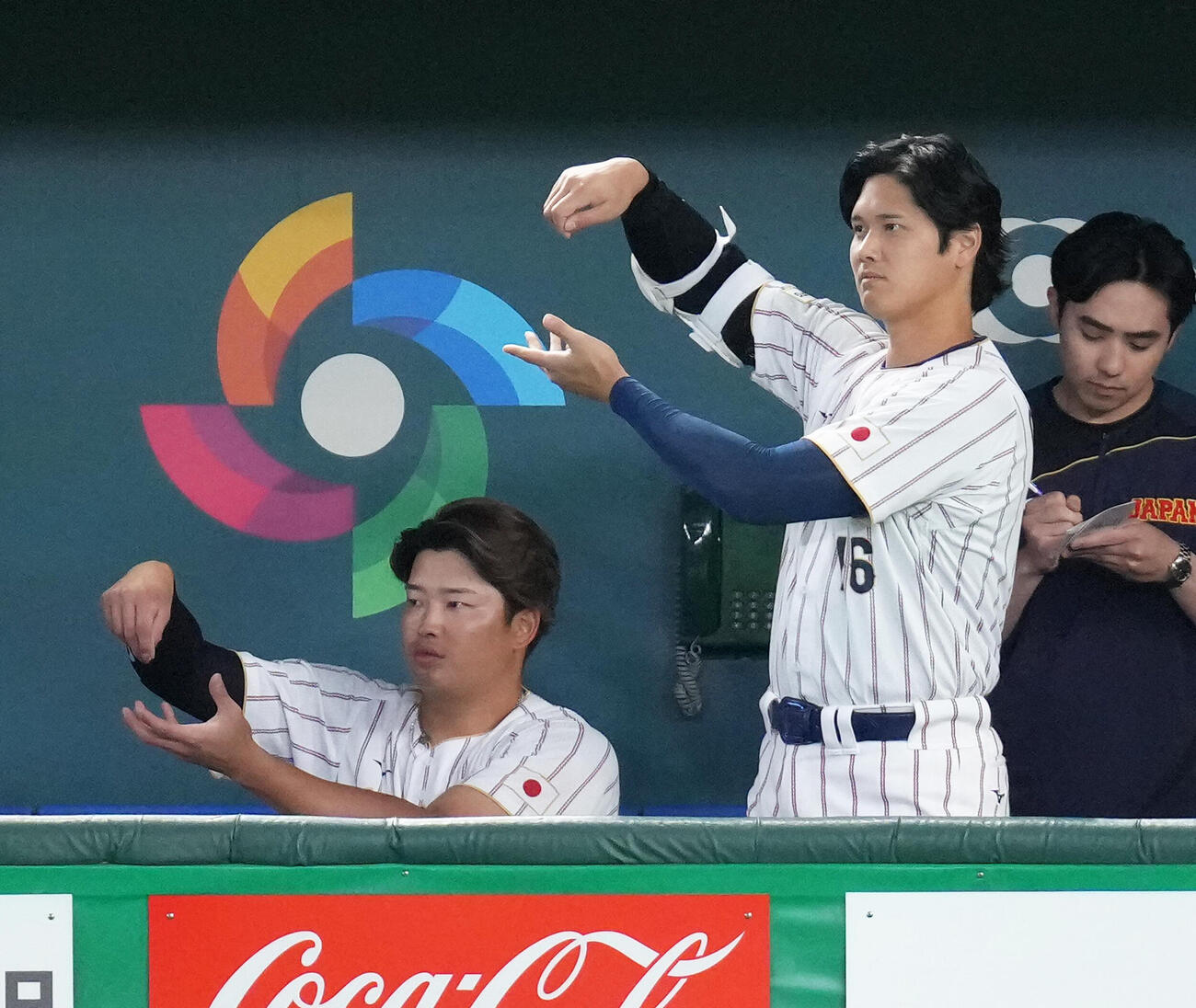 日本対オーストラリア　4回裏日本1死一塁、牧の左前打に「お茶たてポーズ」を見せる村上（左）と大谷（撮影・足立雅史）