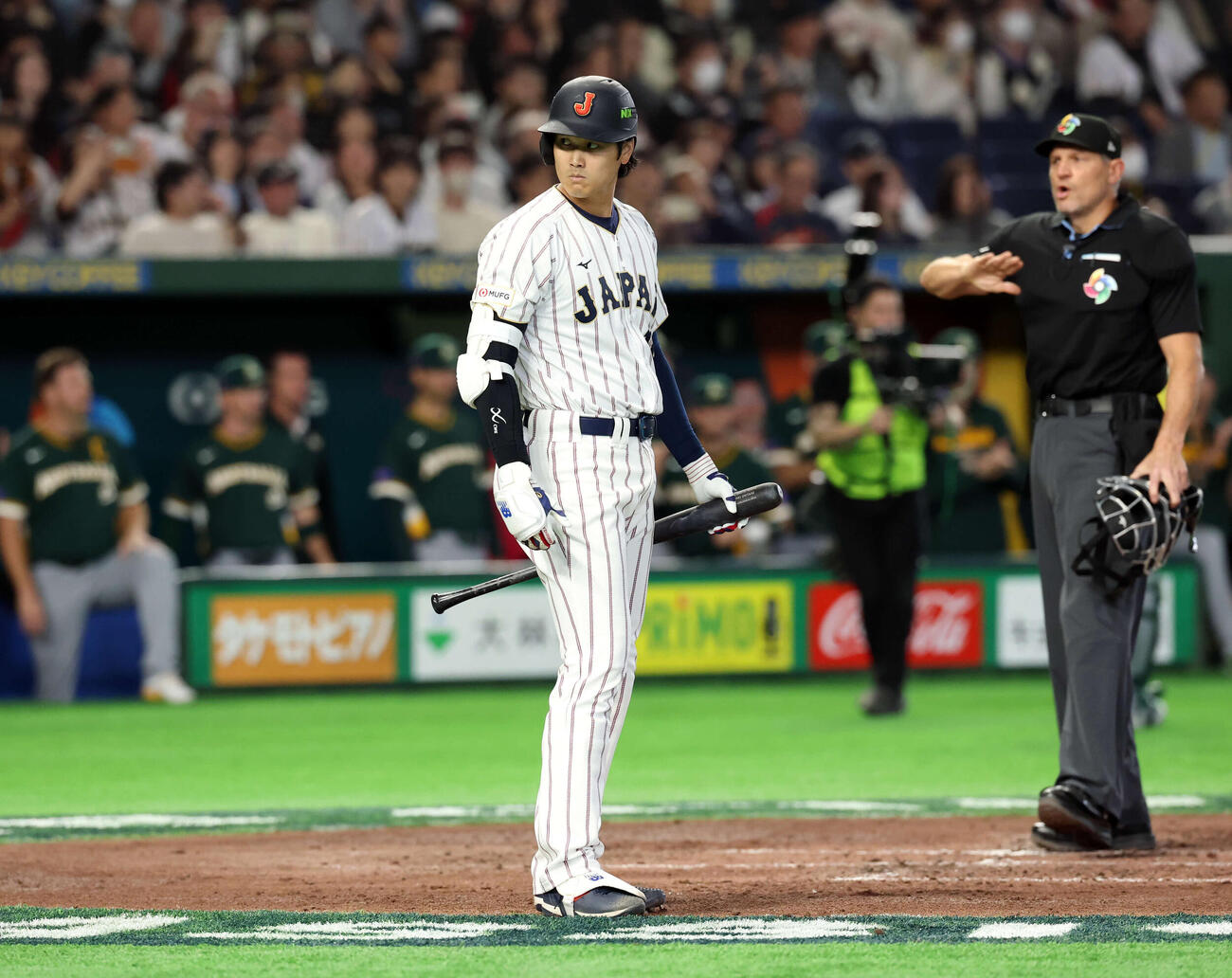 日本対オーストラリア　4回裏日本2死満塁、二塁走者牧がけん制死となり、複雑な表情でベンチを見つめて立ちすくむ大谷（撮影・浅見桂子）