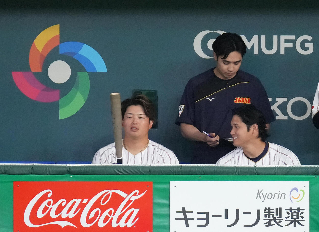 日本対オーストラリア　ベンチで談笑する村上（左）と大谷（撮影・足立雅史）
