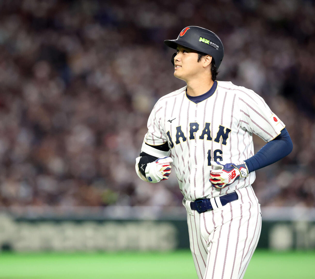日本対オーストラリア　2回裏日本2死一、二塁、大谷は中飛に倒れ悔しそうに引き揚げる（撮影・浅見桂子）