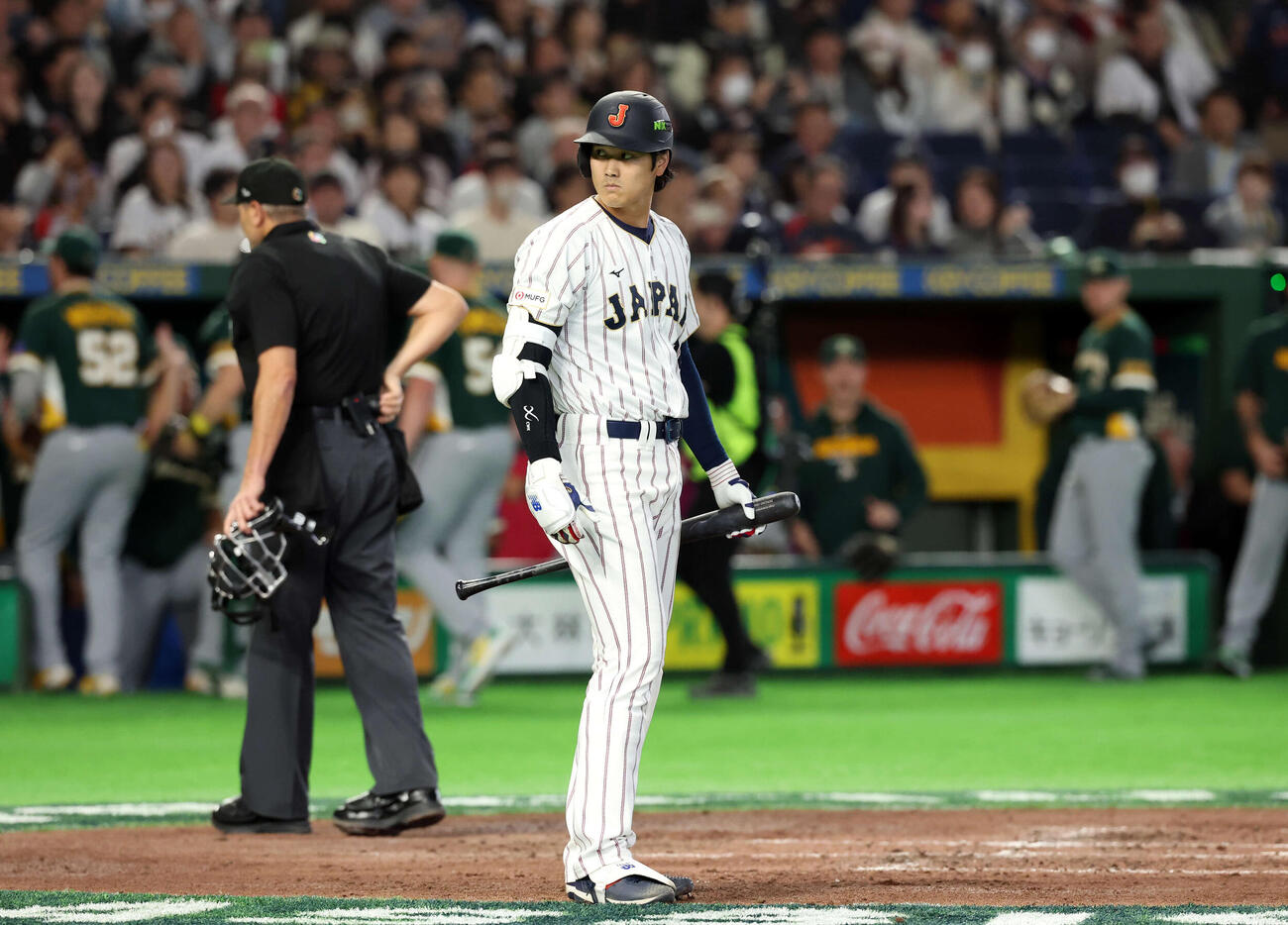 日本対オーストラリア　4回裏日本2死満塁、二塁走者牧がけん制死となり、複雑な表情でベンチを見つめて立ちすくむ大谷（撮影・浅見桂子）