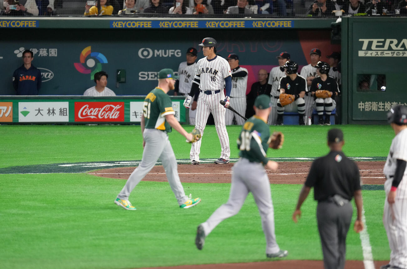 日本対オーストラリア　4回裏日本2死満塁、打席の大谷。二塁走者牧がけん制アウトとなる（撮影・足立雅史）
