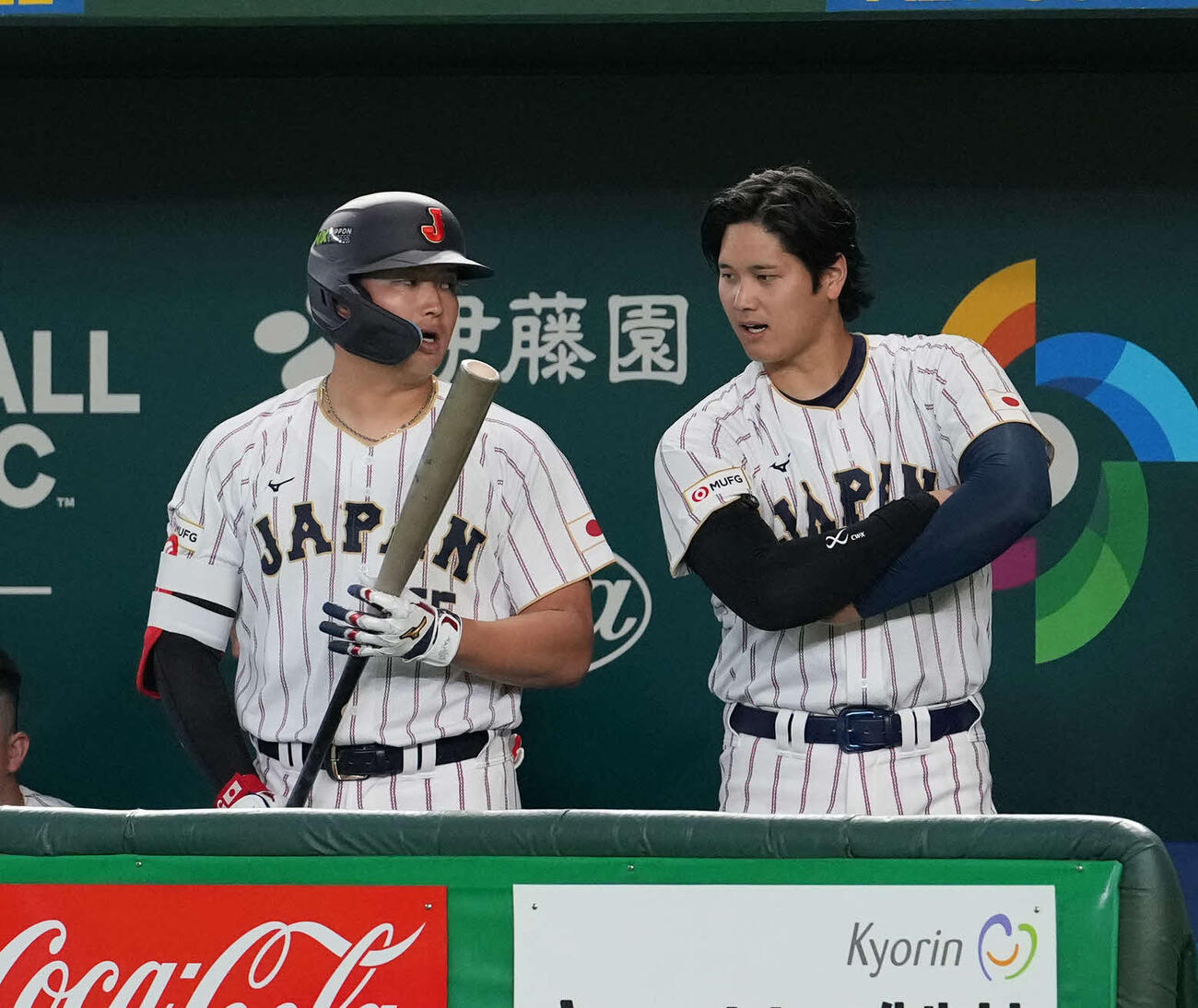 日本対オーストラリア　5回、村上（左）にアドバイスする大谷（撮影・井上学）