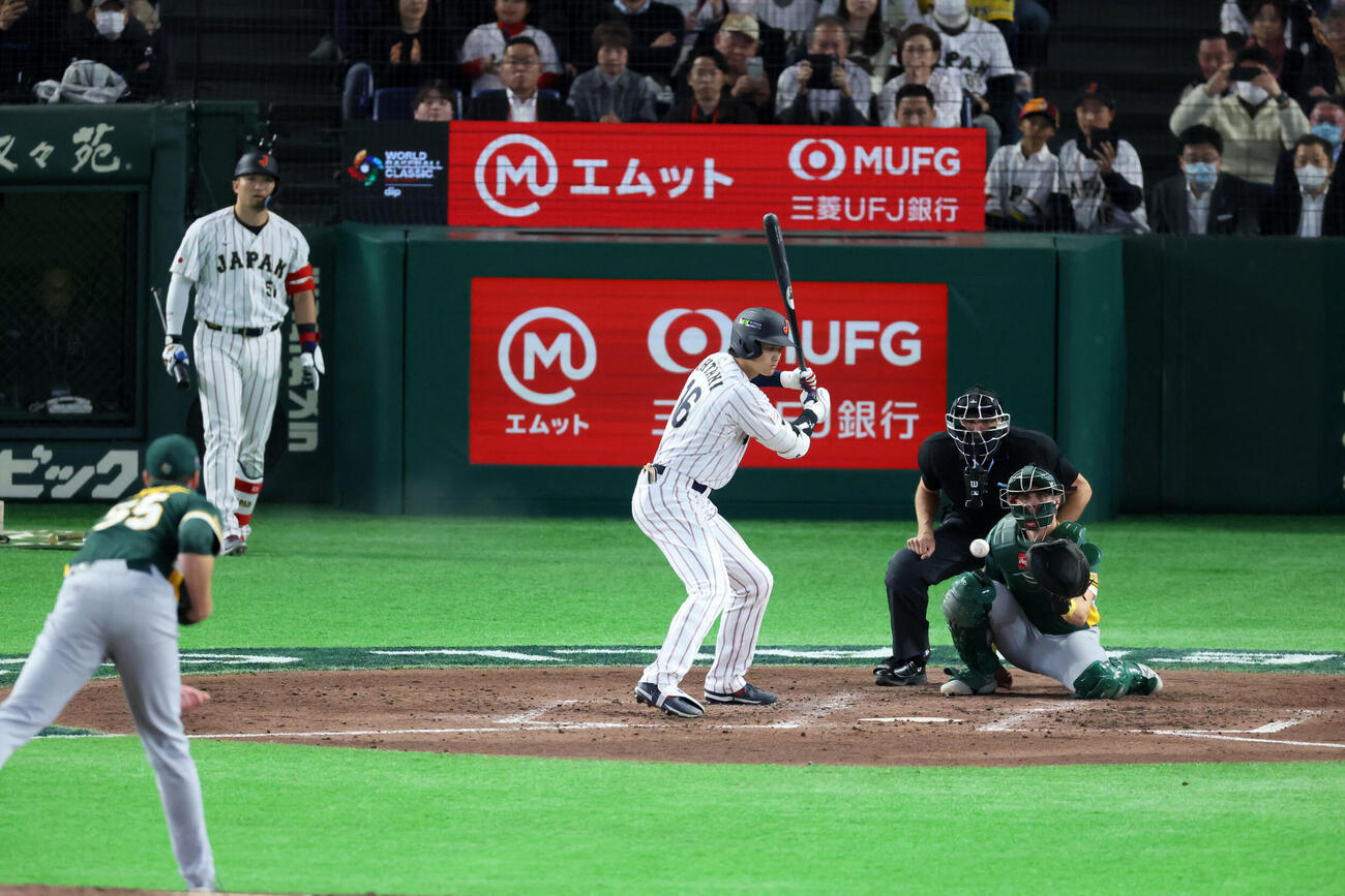 日本対オーストラリア　7回裏日本無死、大谷は四球で出塁。投手ケネディ（撮影・加藤哉）