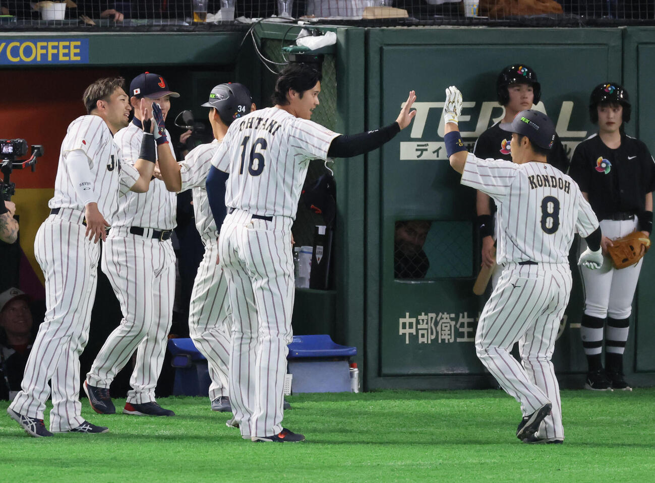 日本対オーストラリア　7回裏日本2死一塁、吉田は逆転右中間越え2点本塁打を放ち、大谷（中央）らナインの出迎えを受け生還（撮影・加藤哉）