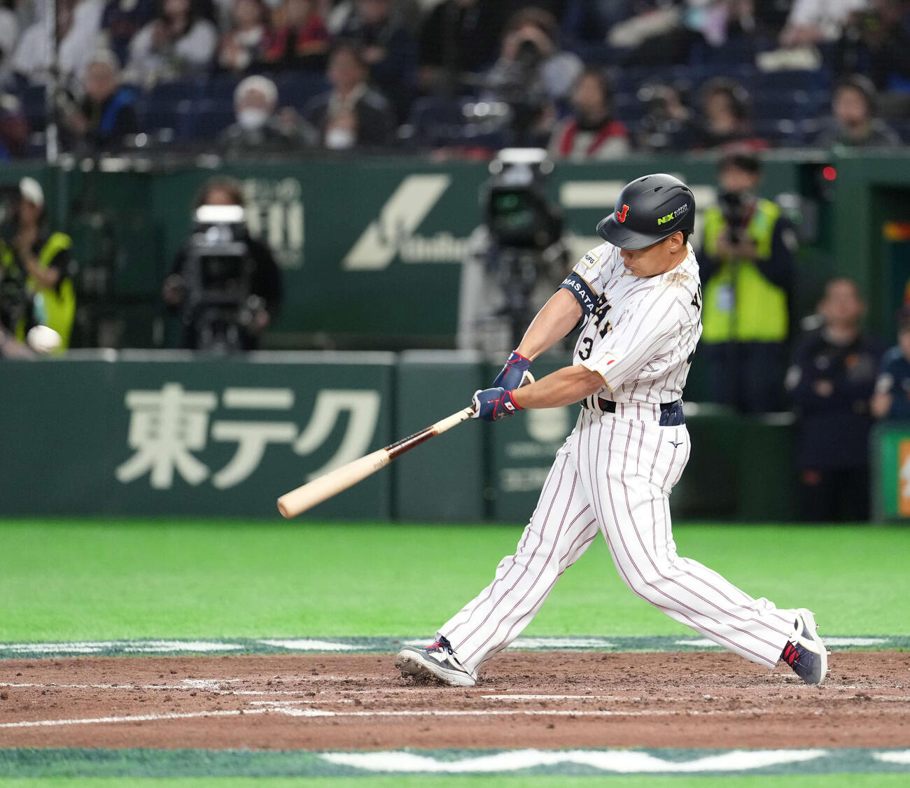 日本対オーストラリア　7回裏日本2死一塁、2点本塁打を放つ吉田（撮影・井上学）
