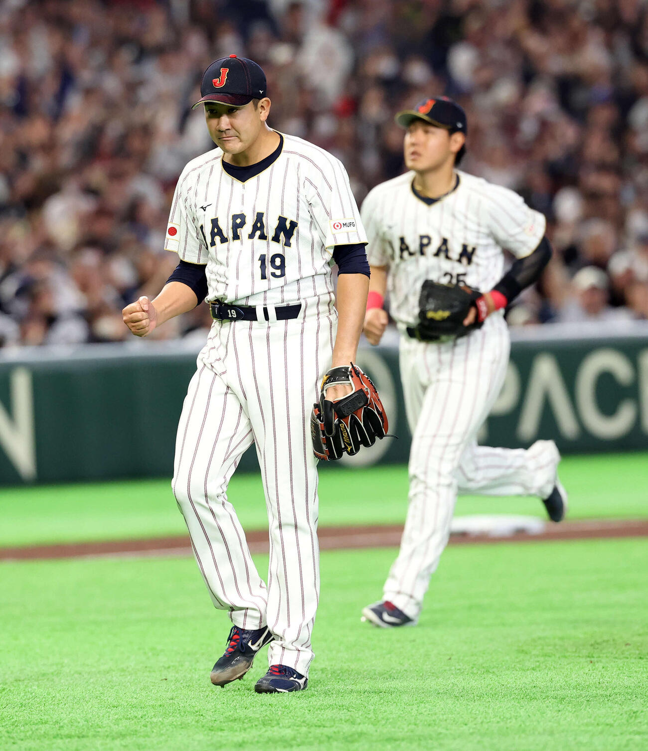 日本対オーストラリア　3回表オーストラリア1死一塁、ミードの打球を岡本（奥）が好守で併殺に仕留めガッツポーズする菅野（撮影・浅見桂子）