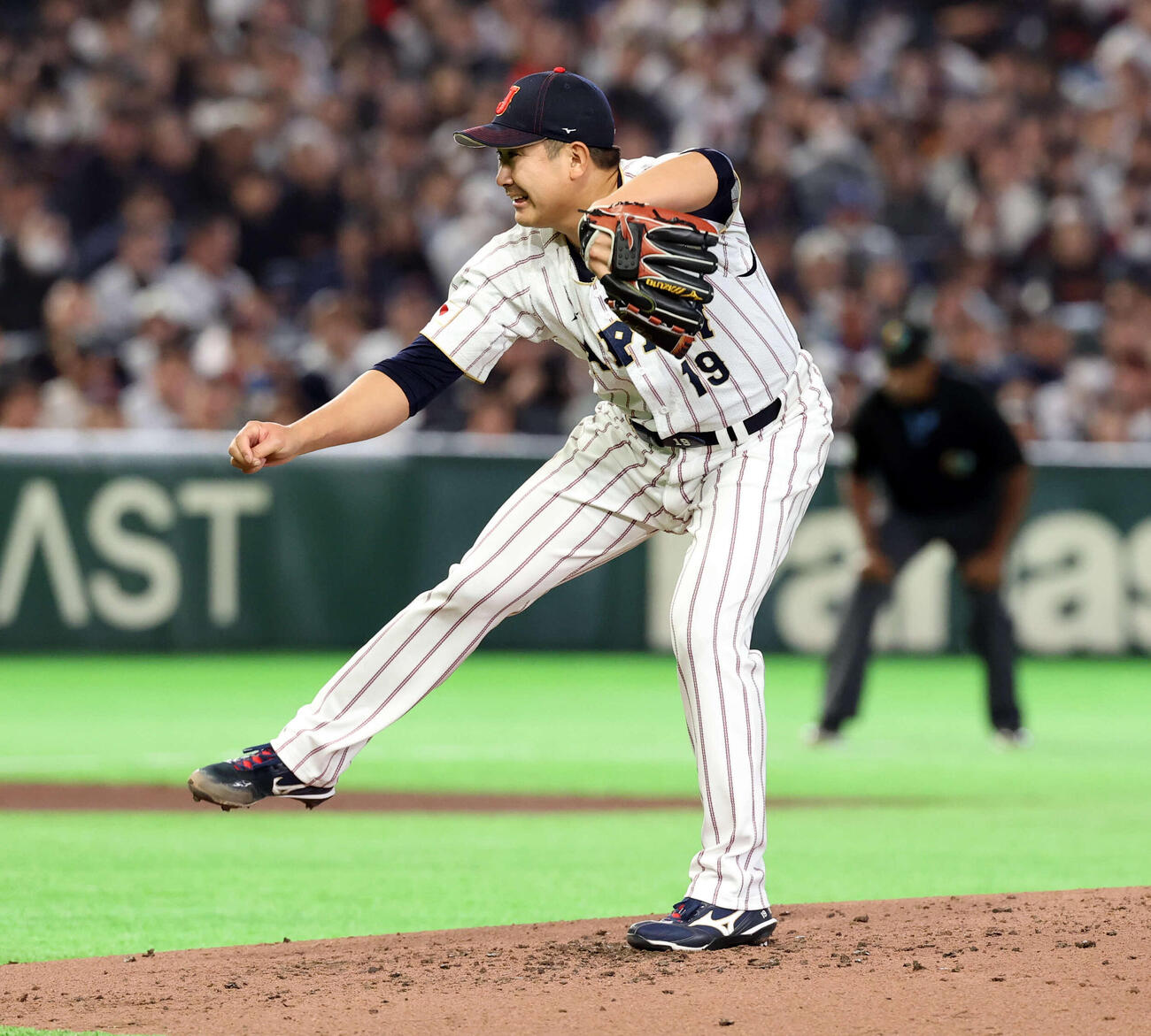 日本対オーストラリア　4回表オーストラリアの攻撃で、気合の表情で投げる菅野（撮影・浅見桂子）