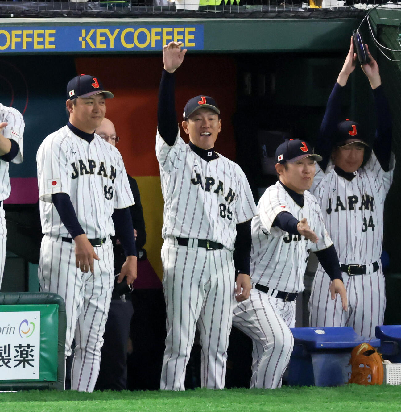 日本対オーストラリア　8回裏日本1死一、三塁、代打佐藤の左越え適時2点二塁打にベンチで手を上げる井端監督（撮影・加藤哉）