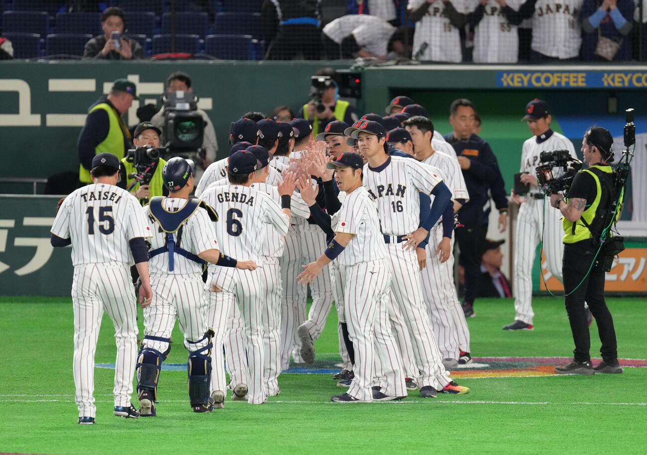 日本対オーストラリア　オーストラリアに勝利しタッチを交わす大谷（中央右）ら（撮影・足立雅史）