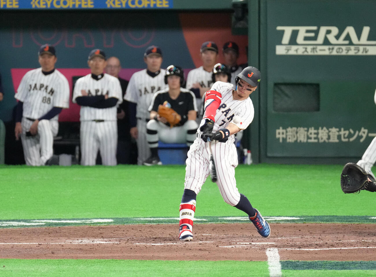 日本対オーストラリア　8回裏日本1死一、三塁、佐藤は適時二塁打を放つ（撮影・足立雅史）