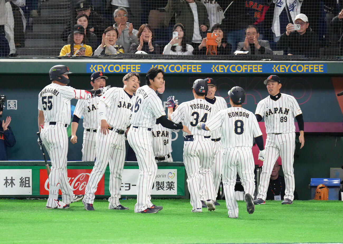 日本対オーストラリア　7回裏日本2死一塁、逆転の2点本塁打を放った吉田（中央右）を迎える大谷（同左）ら（撮影・足立雅史）