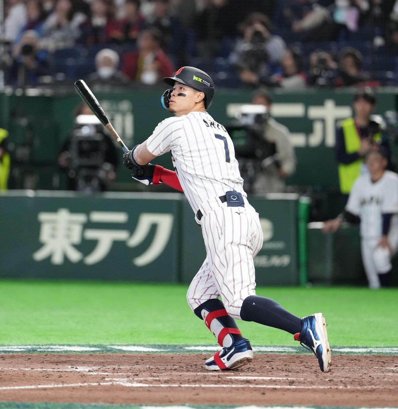 日本対オーストラリア　8回裏日本1死一、三塁、適時二塁打を放つ佐藤（撮影・井上学）