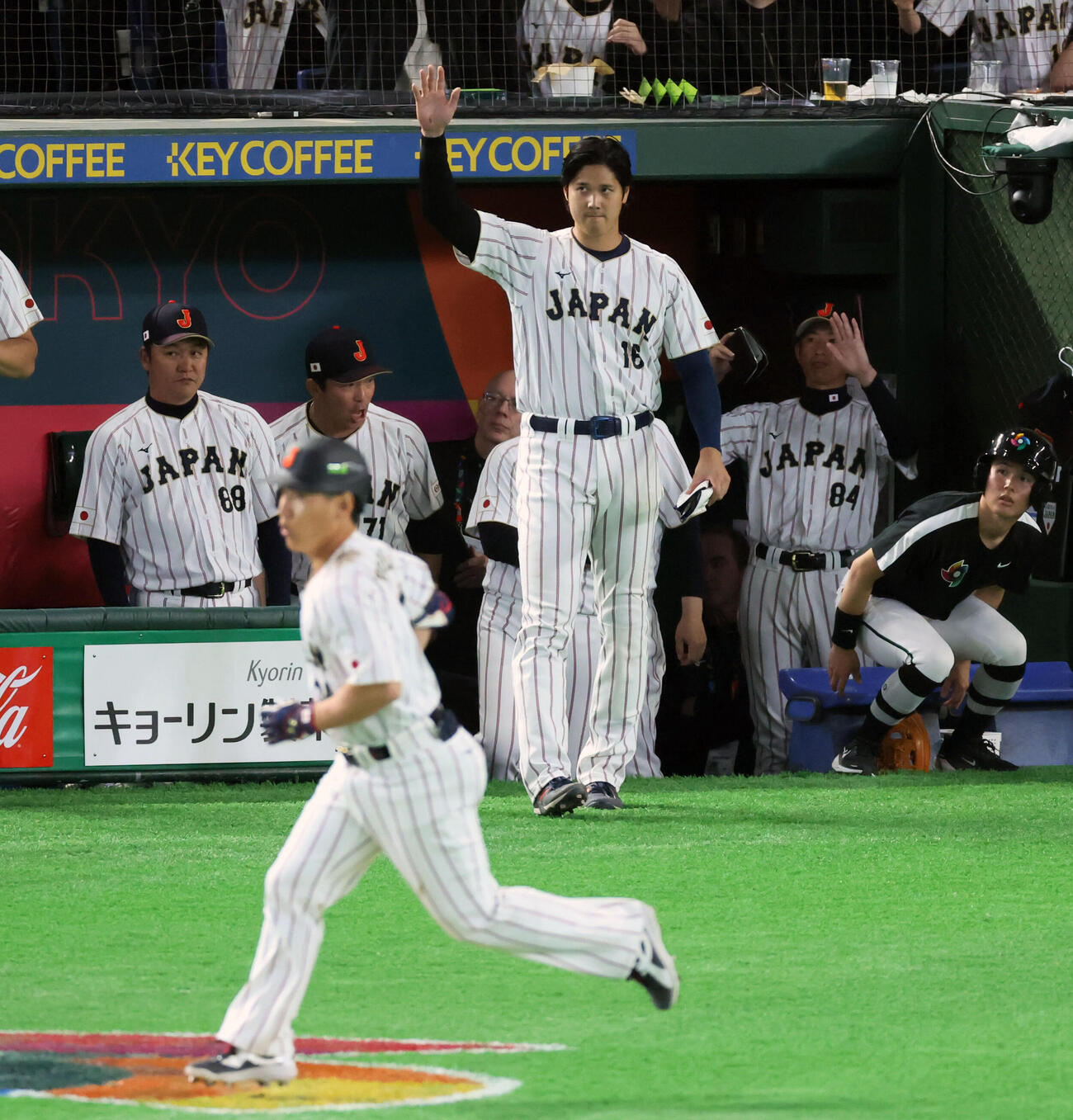 日本対オーストラリア　7回裏日本2死一塁、ベンチの大谷は吉田の逆転右中間越え2点本塁打に手を上げる（撮影・加藤哉）
