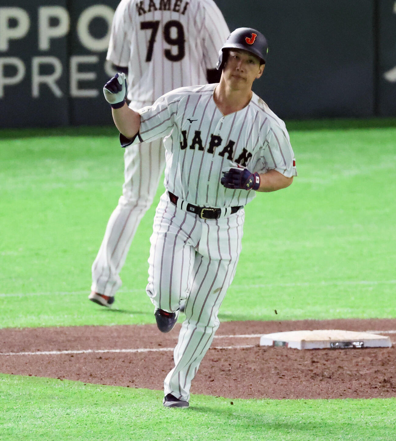 日本対オーストラリア　7回裏日本2死一塁、吉田は逆転右中間越え2点本塁打を放つ（撮影・加藤哉）