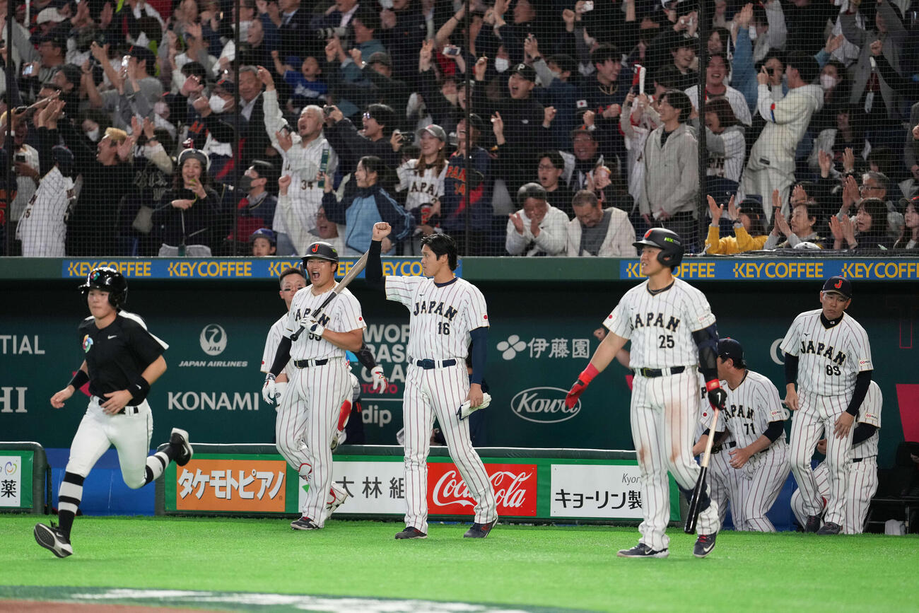 日本対オーストラリア　7回裏日本2死一塁、吉田正尚の2点本塁打にガッツポーズの大谷翔平（中央）（撮影・井上学）