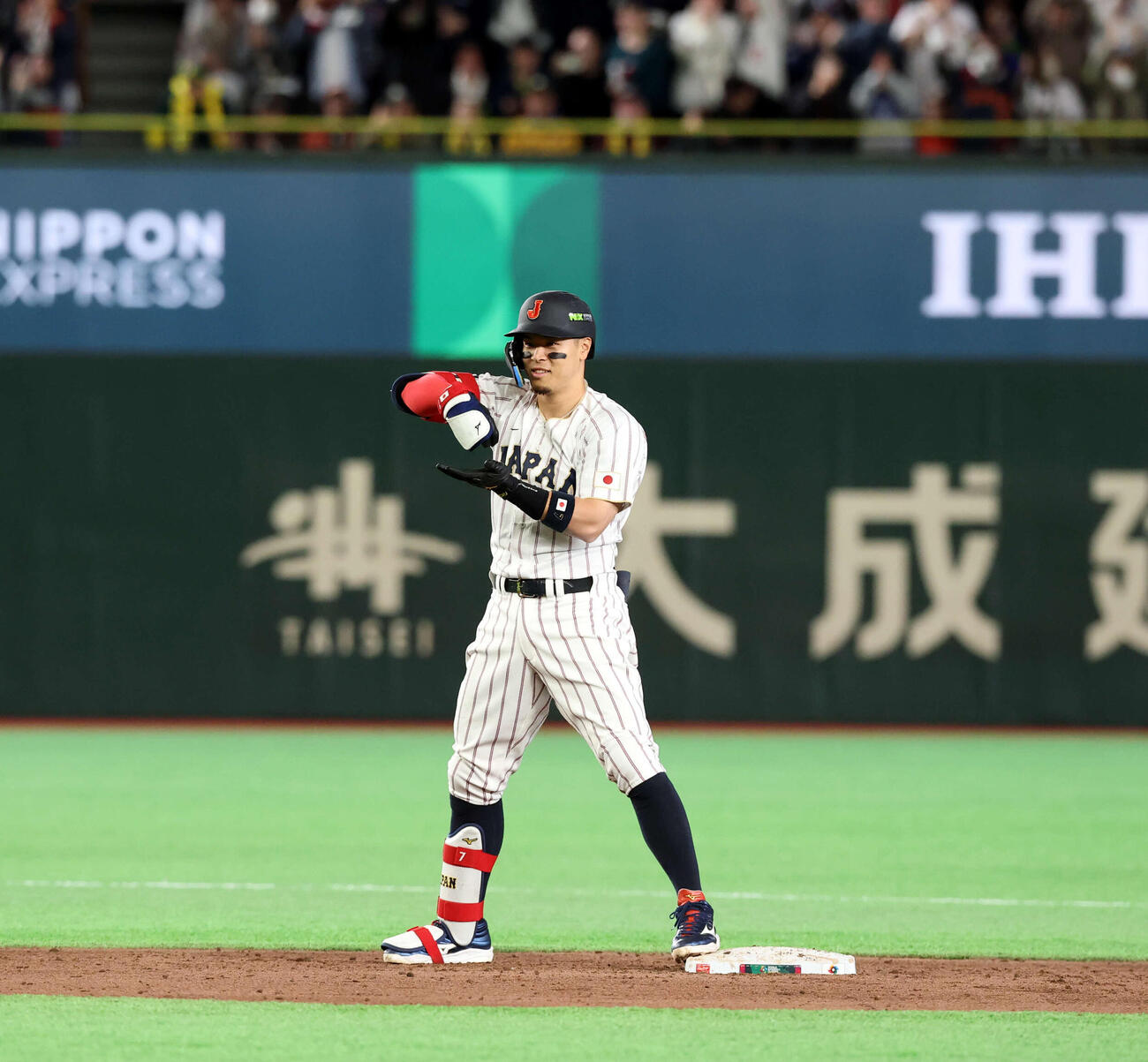 日本対オーストラリア　8回裏日本1死一、三塁、左適時二塁打を放った佐藤はベンチにお茶たてポーズ（撮影・浅見桂子）