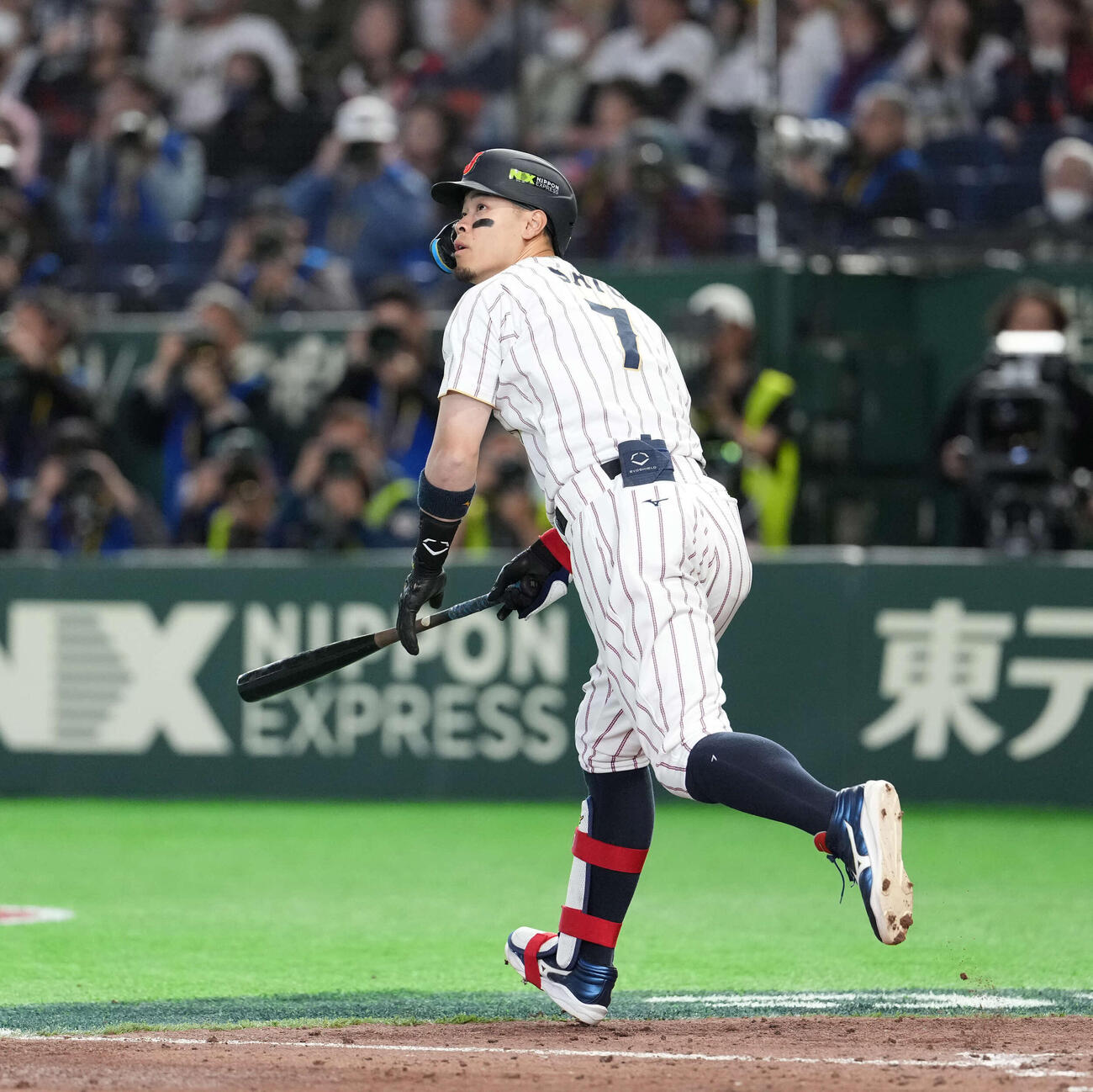 日本対オーストラリア　8回裏日本1死一、三塁、適時二塁打を放つ佐藤（撮影・井上学）