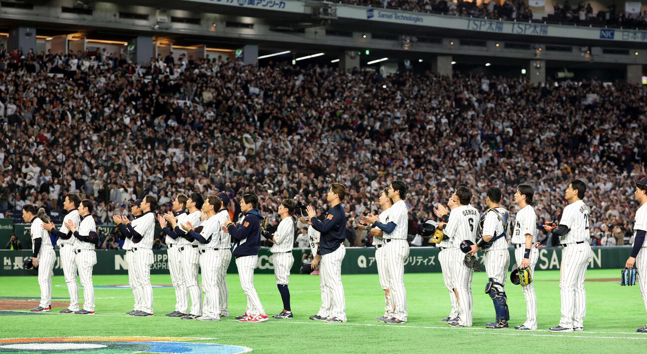 日本対オーストラリア　1位通過を決め、御退席する天皇皇后両陛下に整列して拍手する大谷（中央）ら日本の選手たち（撮影・浅見桂子）