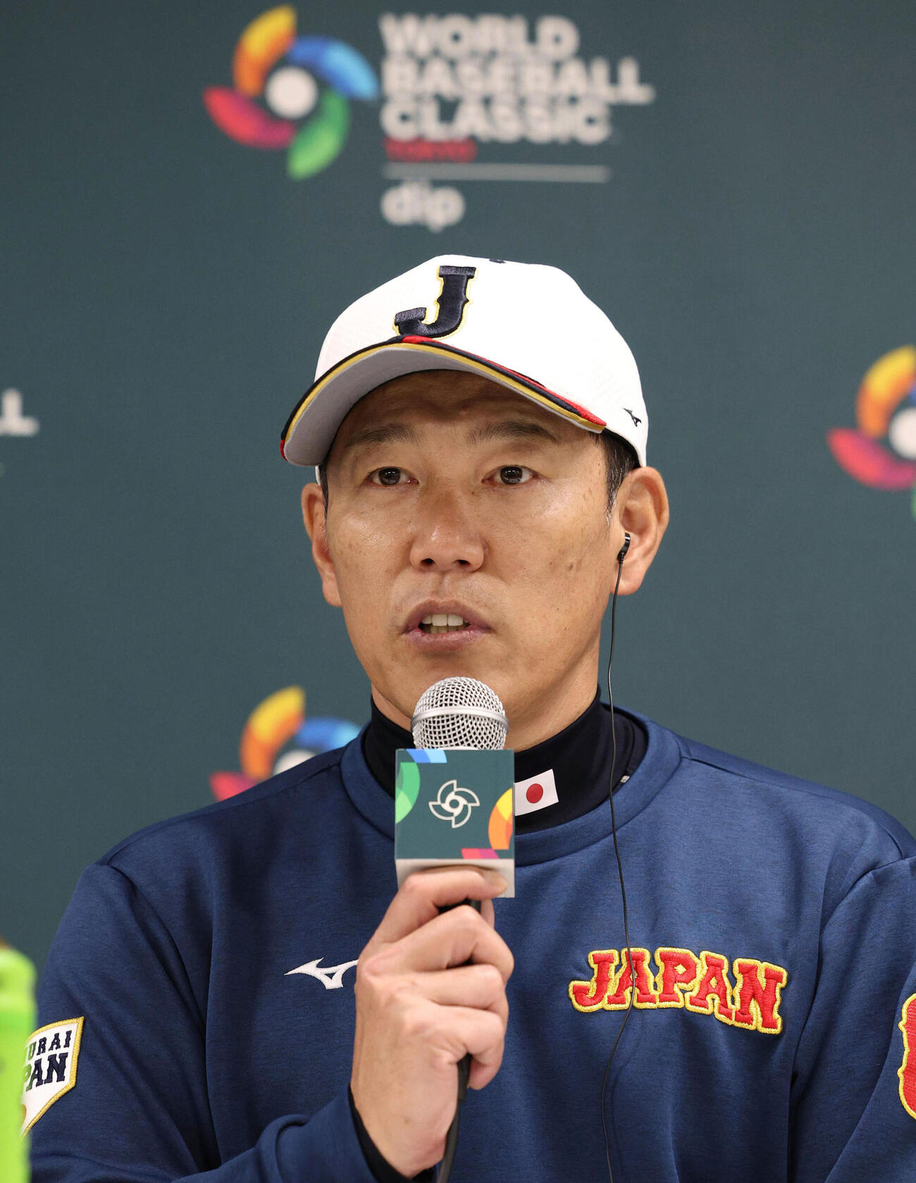 オーストラリア戦を前に会見する日本代表の井端弘和監督（読売新聞社提供）