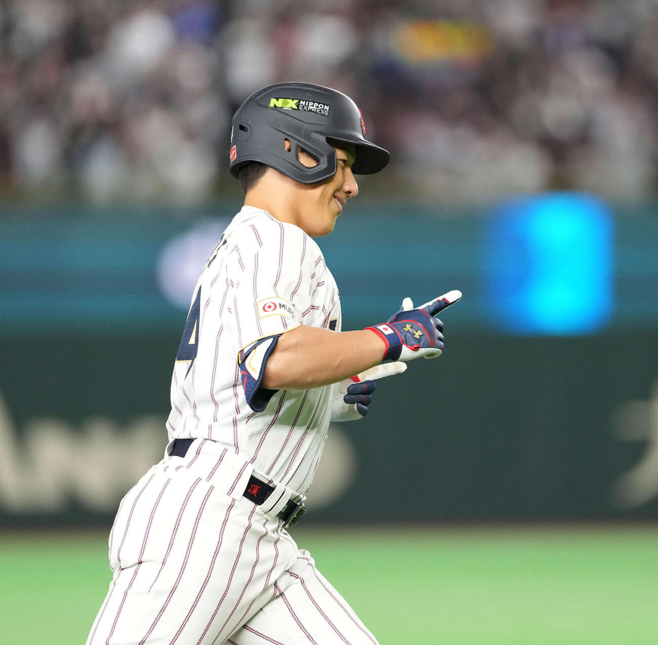 日本対オーストラリア　7回裏日本2死一塁、2点本塁打を放つ吉田（撮影・井上学）