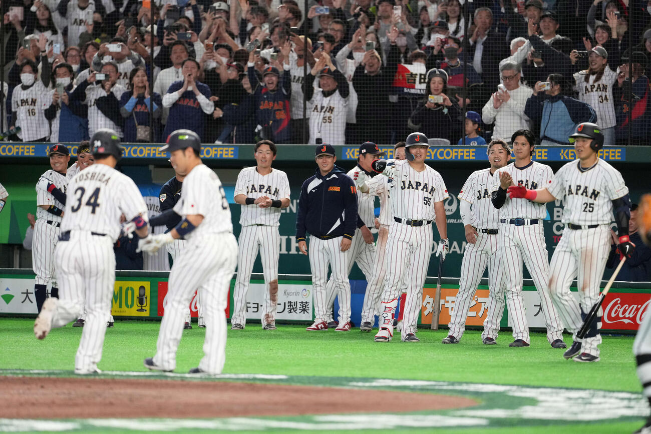 日本対オーストラリア　7回裏日本2死一塁、吉田正尚の2点本塁打にガッツポーズの大谷翔平（中央）（撮影・井上学）
