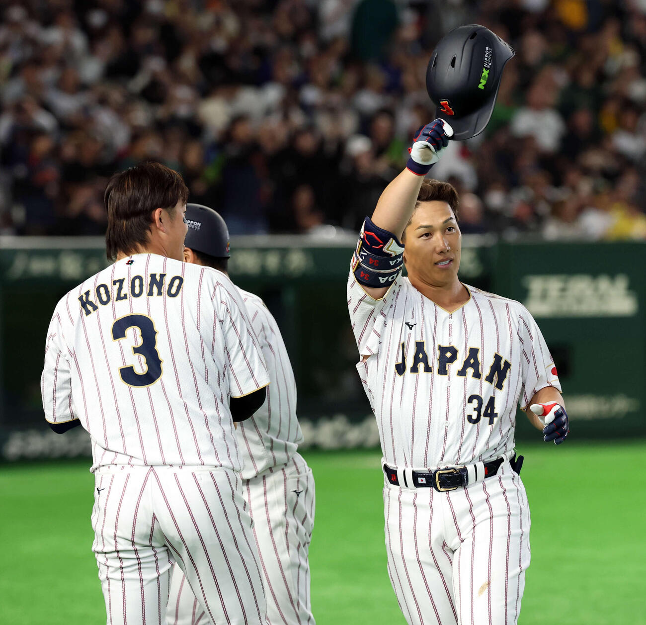 日本対オーストラリア　7回裏日本2死一塁、吉田は逆転2点本塁打を放ちスタンドにあいさつ（撮影・浅見桂子）