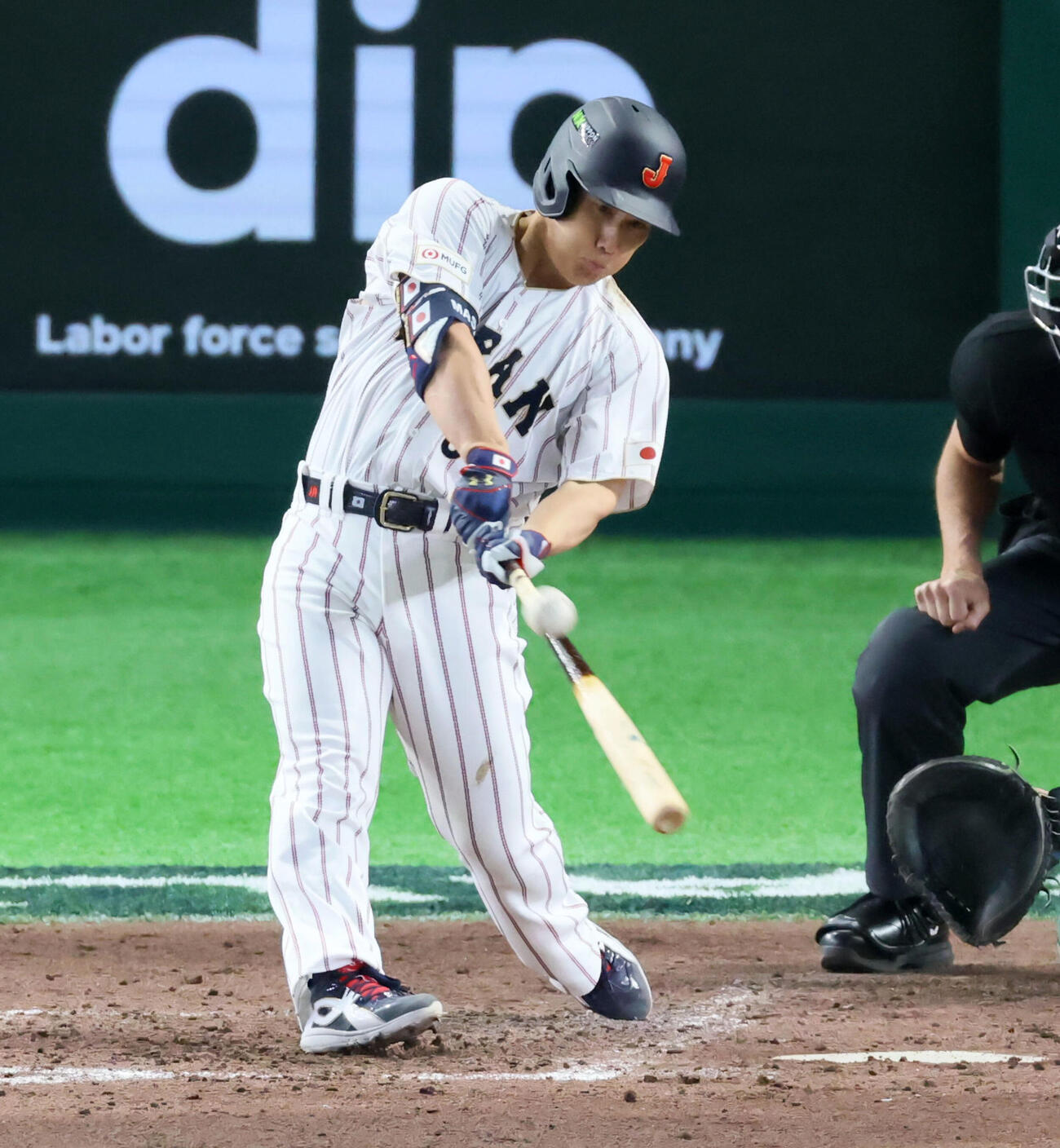 日本対オーストラリア　7回裏日本2死一塁、吉田は逆転右中間越え2点本塁打を放つ（撮影・加藤哉）