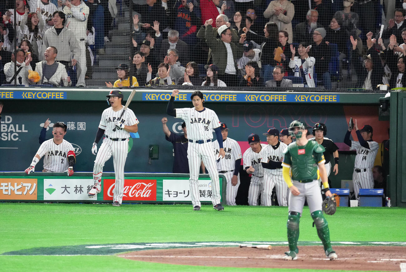 日本対オーストラリア　7回裏日本2死一塁、吉田の逆転の2点本塁打にガッツポーズする大谷（中央）（撮影・足立雅史）