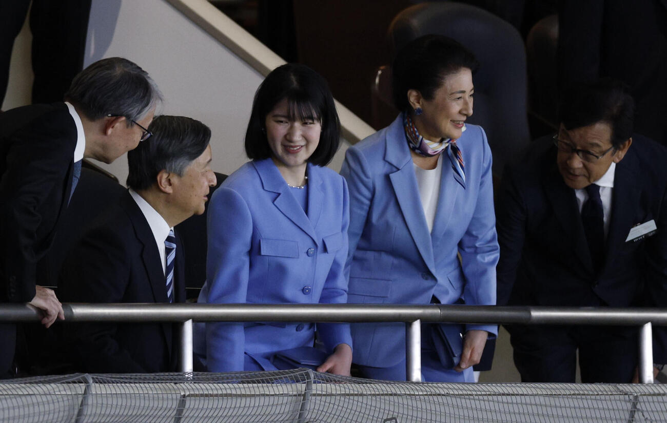 WBCの観戦に臨まれる天皇、皇后両陛下と愛子さま。右端は栗山英樹氏（代表撮影）