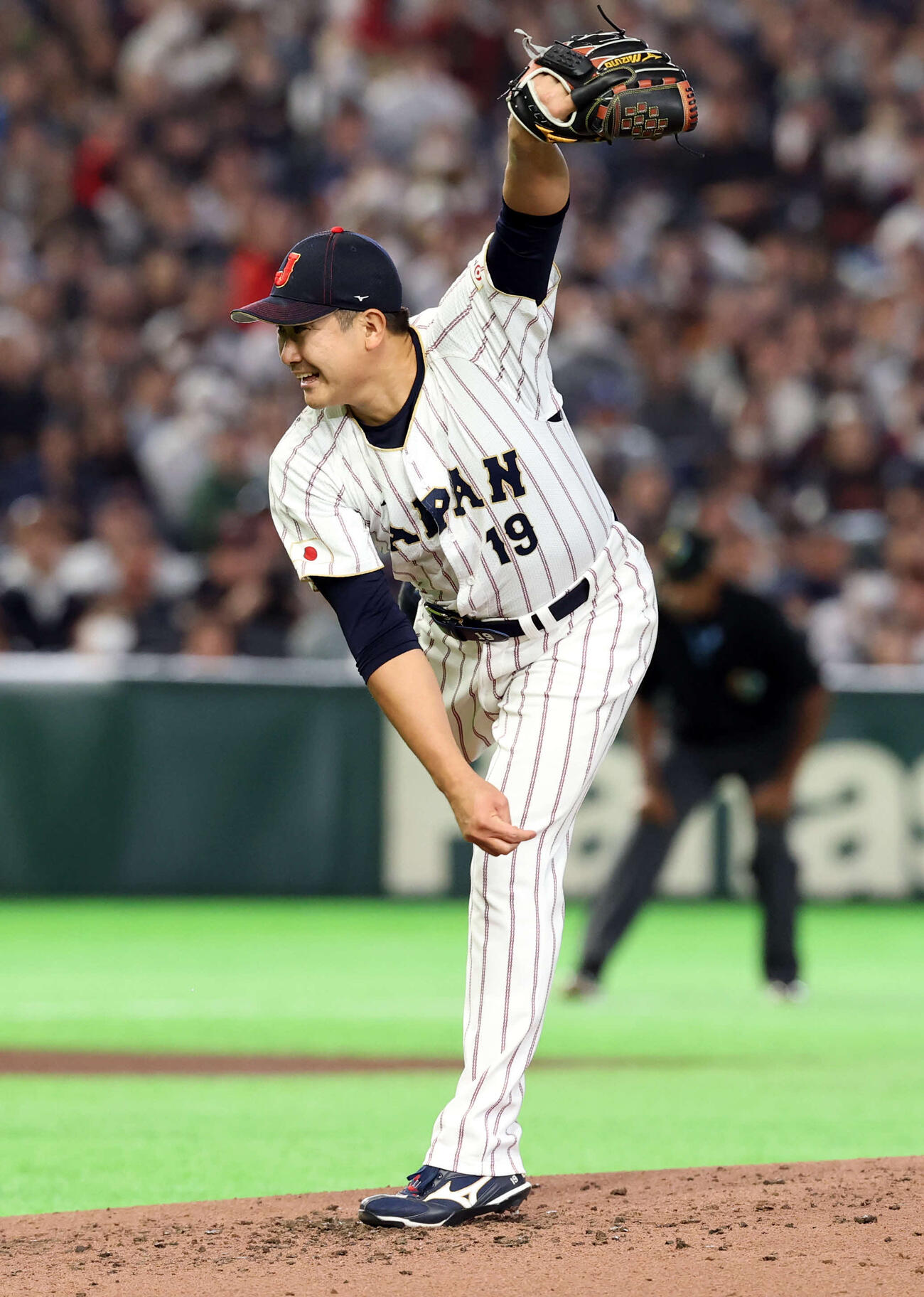 日本対オーストラリア　4回表オーストラリアの攻撃で、気合の表情で投げる菅野（撮影・浅見桂子）