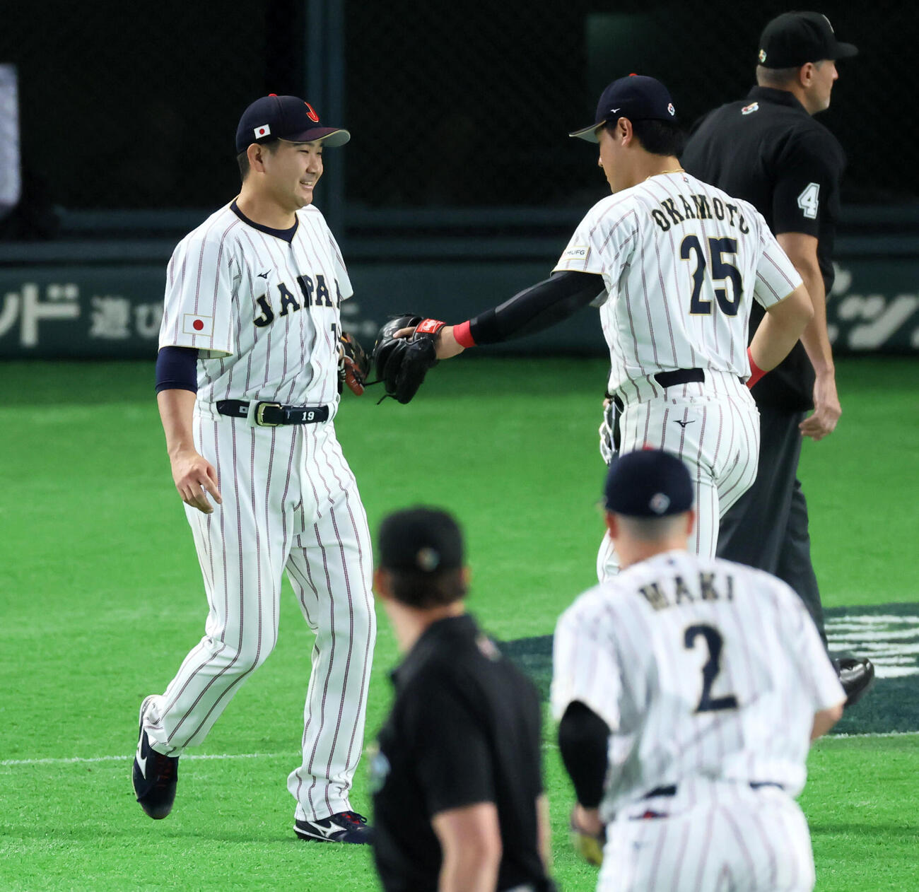 日本対オーストラリア　3回表オーストラリア1死一塁、岡本はミードの打球を捕球し菅野智之（左）とタッチ（撮影・加藤哉）