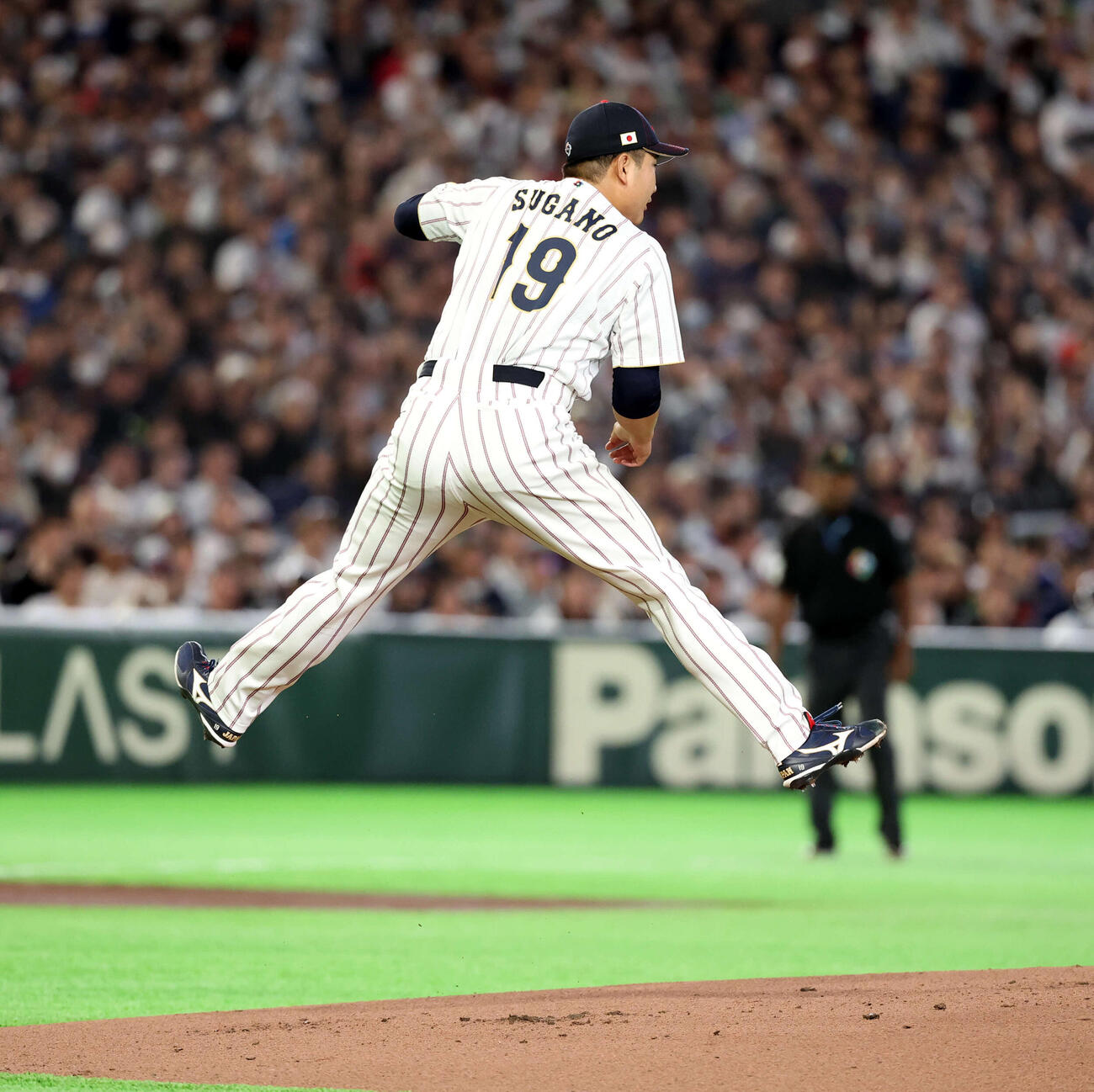 日本対オーストラリア　1回表オーストラリアの攻撃で打球に飛びつく菅野（撮影・浅見桂子）