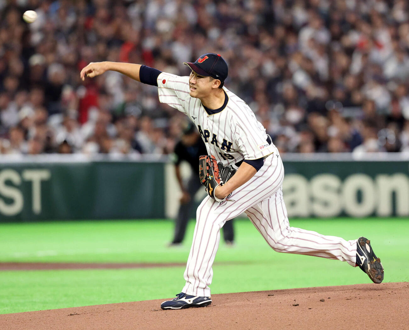 日本対オーストラリア　力投する日本先発の菅野（撮影・浅見桂子）