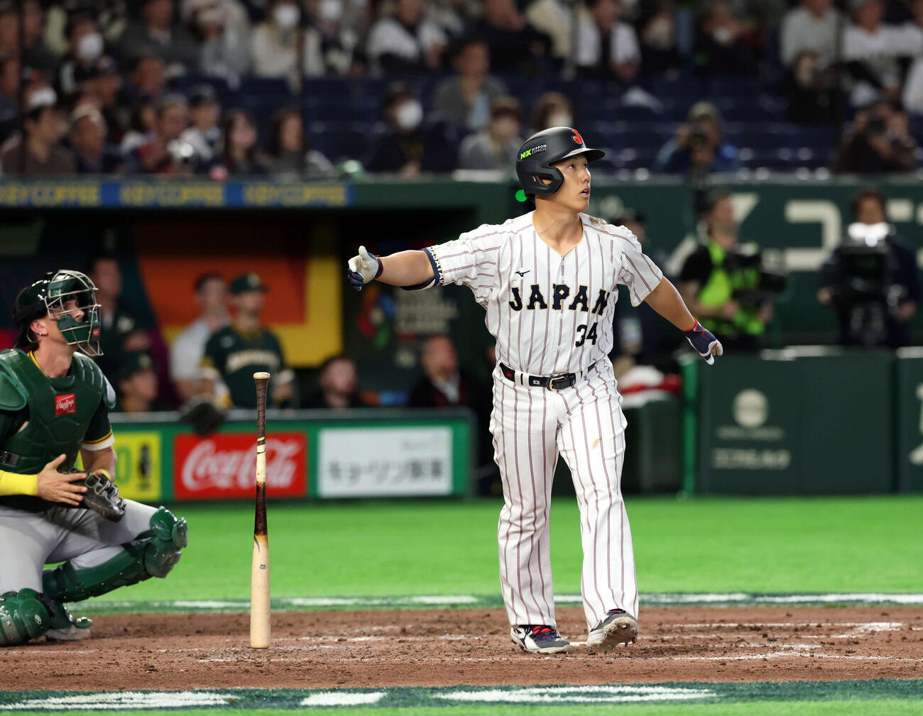 日本対オーストラリア　7回裏日本2死一塁、吉田は逆転2点本塁打を放ち打球を見つめる（撮影・浅見桂子）