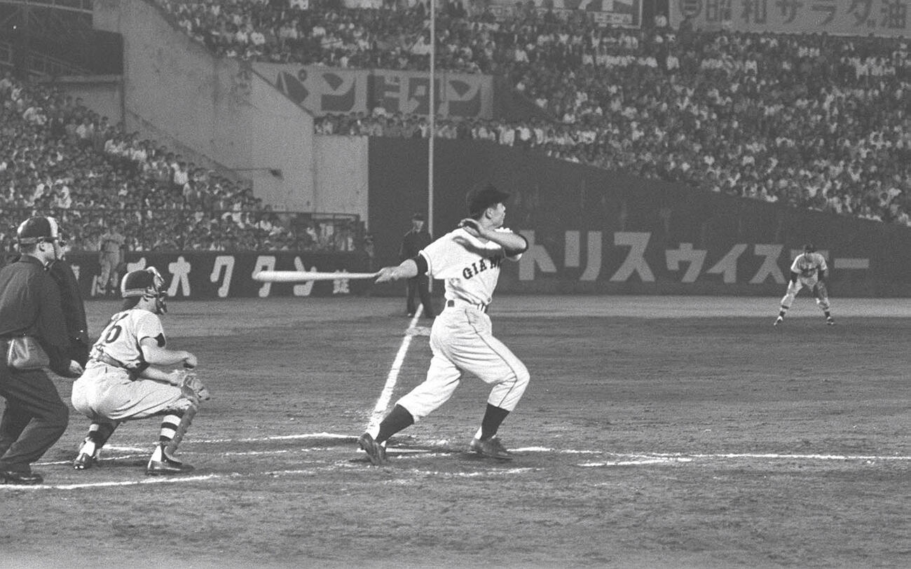 59年6月、阪神戦で2点本塁打を放つ巨人王