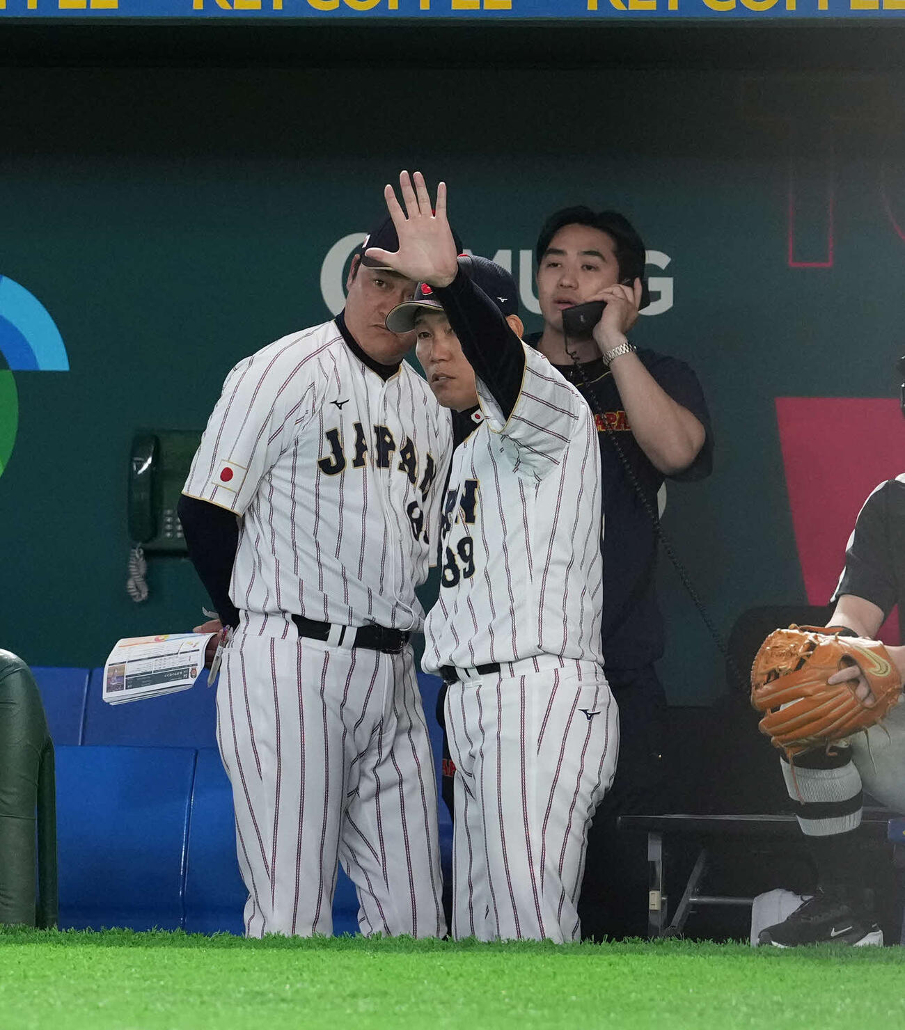 日本対オーストラリア　4回裏日本2死満塁、飛び出してアウトとなった牧のプレーをアビールする井端監督（撮影・井上学）