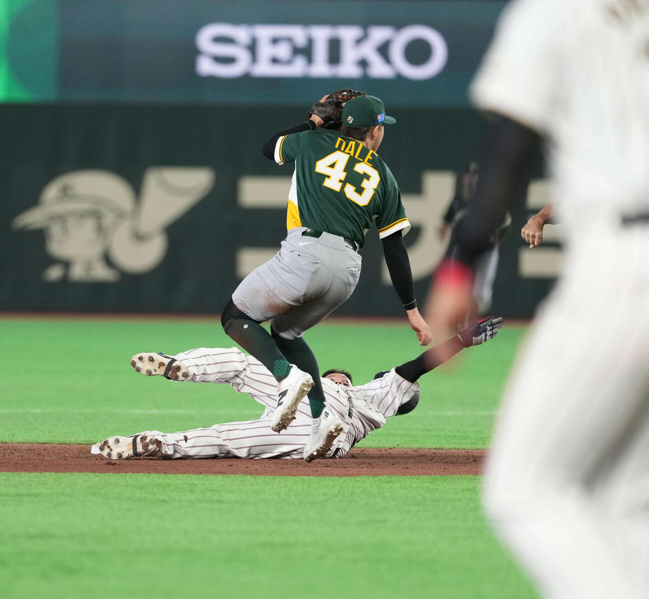 日本対オーストラリア　4回裏日本2死満塁、飛び出してアウトとなる牧（撮影・井上学）