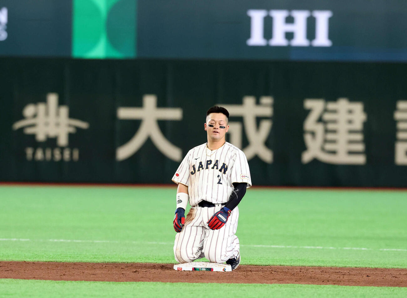 日本対オーストラリア　4回裏日本2死満塁、二塁走者牧はけん制アウトとなりぼう然と座り込む（撮影・浅見桂子）