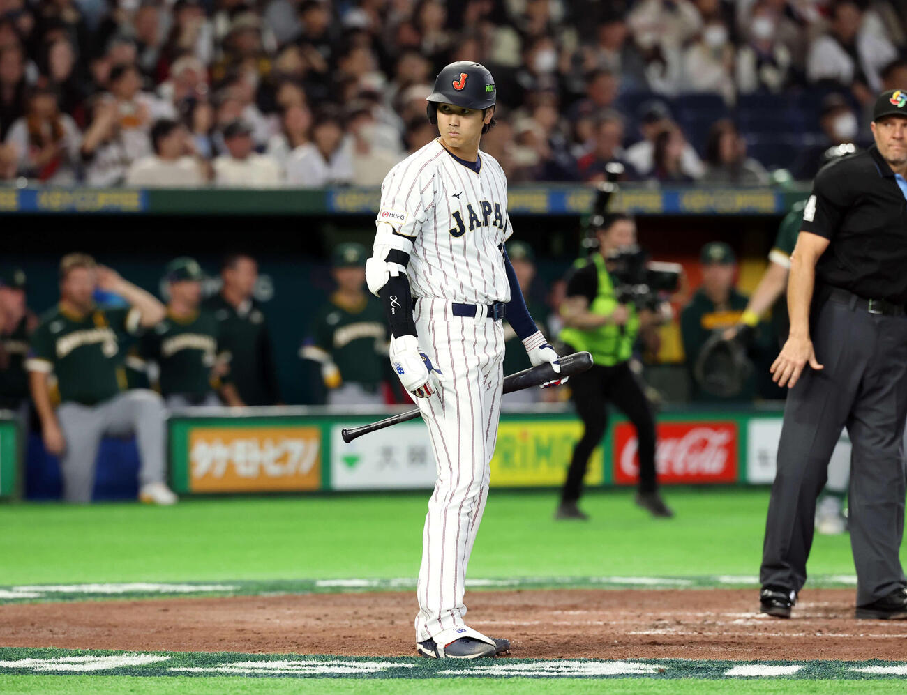 日本対オーストラリア　4回裏日本2死満塁、二塁走者牧がけん制死となり、複雑な表情でベンチを見つめて立ちすくむ大谷（撮影・浅見桂子）